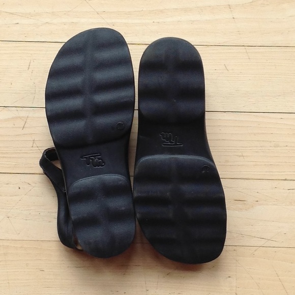 Thom McAn, black leather Sandals,  EUC,  9W - Picture 4 of 4